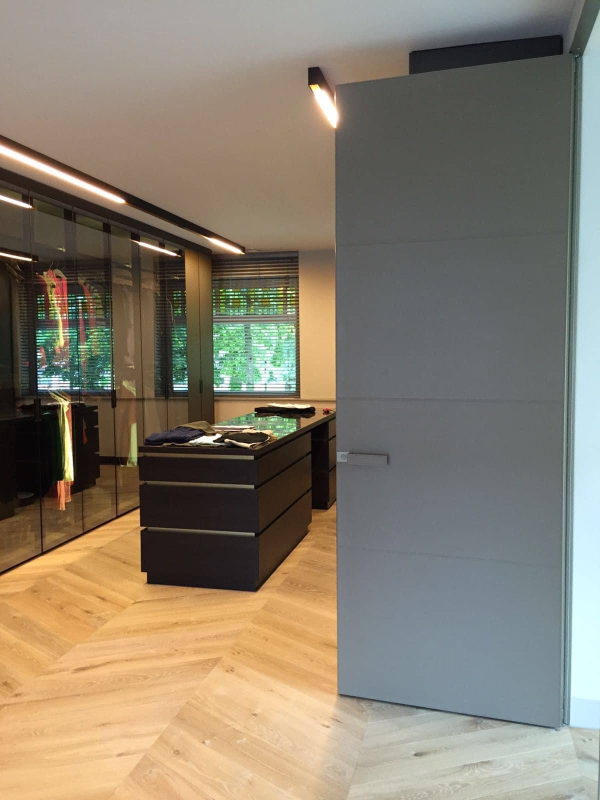 Rimadesio Moon binnendeur met lederen afwerking, vlak geïntegreerd in wand als architectonisch deursysteem in een interieur