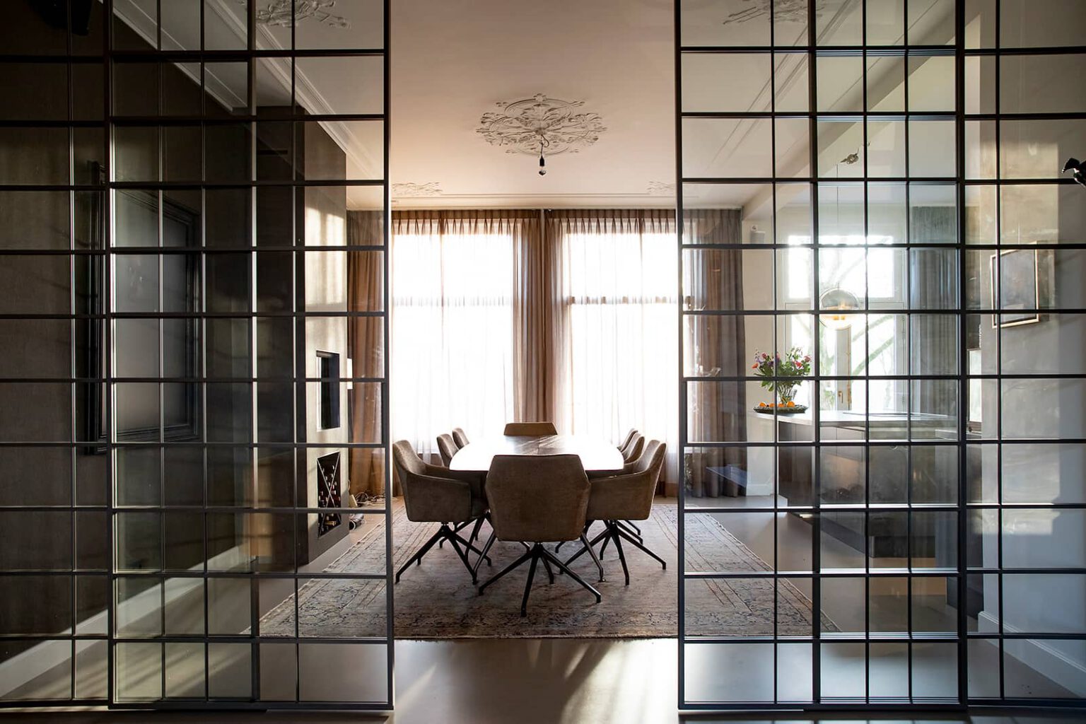 luxe italiaanse schuifdeuren voor kantoor met vlakken in aluminium en glas