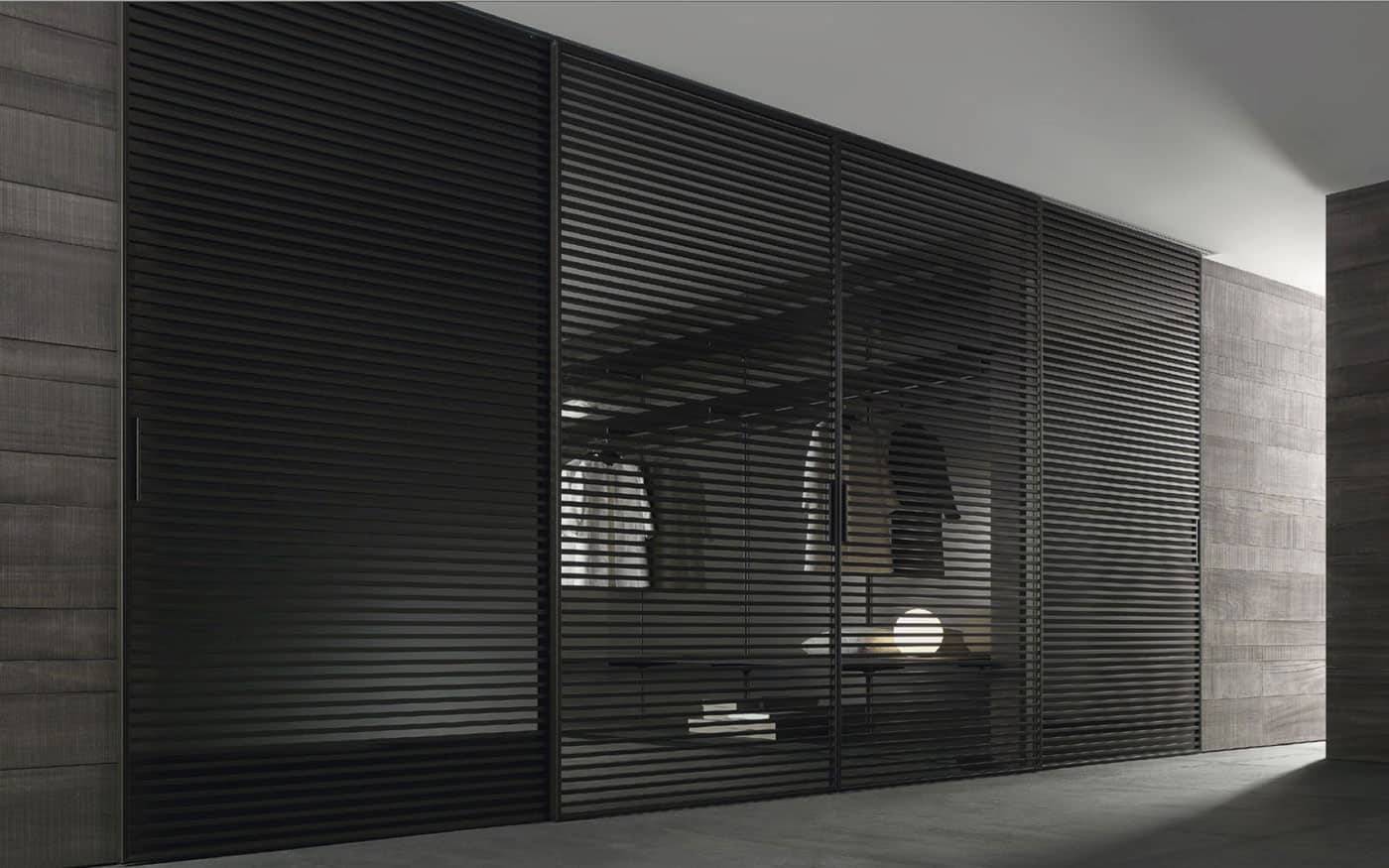 Dubbelzijdige Rimadesio Stripe glazen schuifdeuren in een luxe woonomgeving met notenhouten afwerking