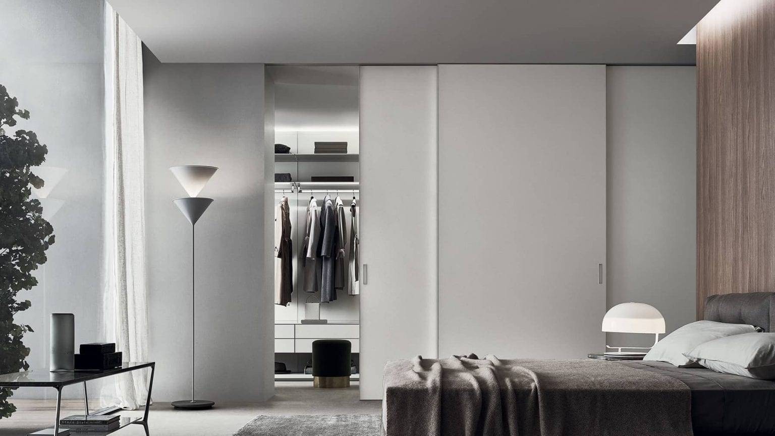 moderne wit glazen schuifdeuren voor luxe inloopkast