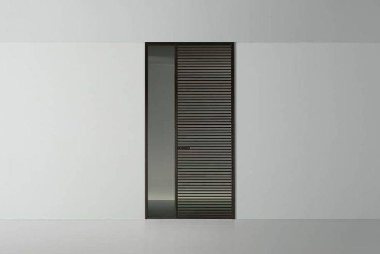 rimadesio binnendeur met horizontale bruine profielen en glazen lichtlijst