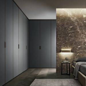 luxe hoekopstelling garderobekast voor de slaapkamer met gelakt glazen deuren en luxe interieur in leder, glas en hout. Rimadesio Italiaans design
