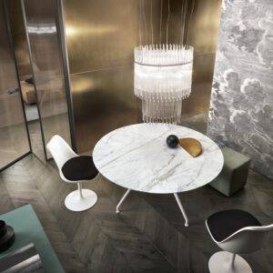 luxe ronde tafel in wit calacatta marmer en wit aluminium poten Rimadesio Manta
