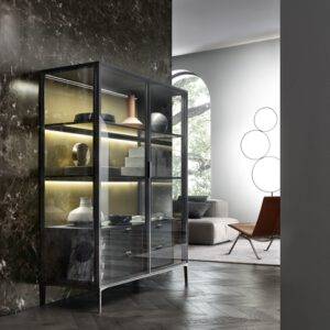 luxe italaanse vitrinekast op maat met glazen deuren en houten ladeblok. rimadesio alambra