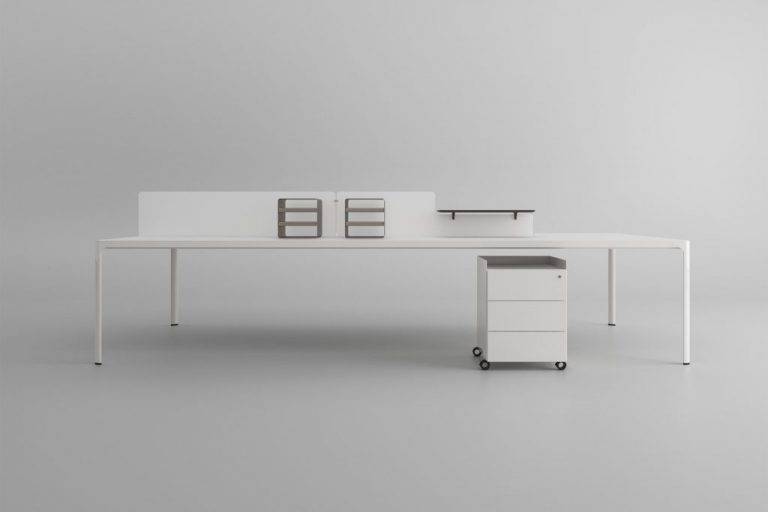 design wit glazen bureau vergadertafel met witte aluminium poten