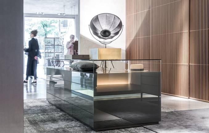 luxe_glazen_vitrinekast_displaykast_in_aluminium_en_gelakt_glas_rimadesio_dolmen