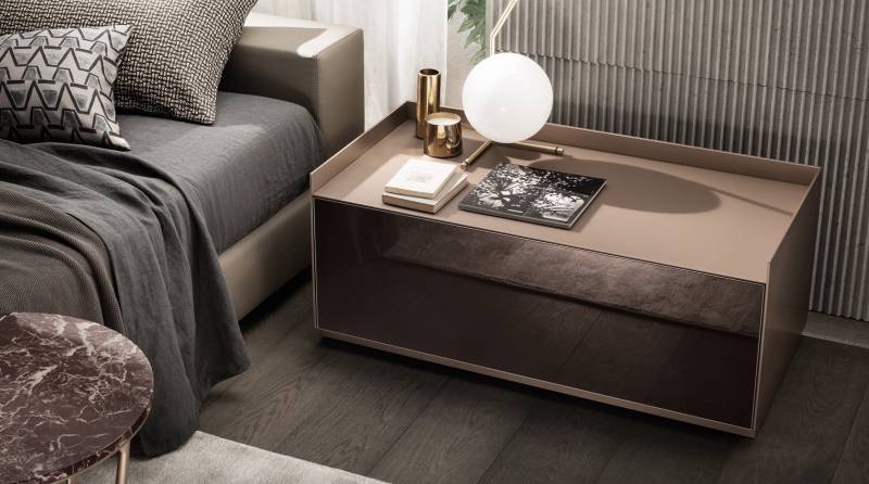 luxe nachtkastje op maat in gelakt glas en aluminium met lades op maat gemaakt rimadesio italiaans design