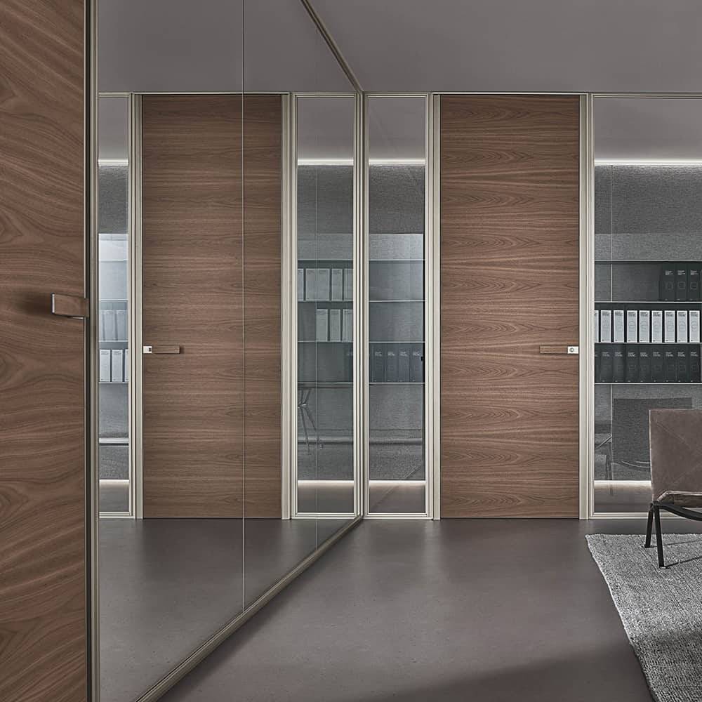 luxe houten binnendeur kantoor met vaste glazen wanden