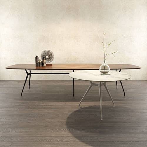 design ronde tafel in wit marmer en ovale tafel in hout met aluminium onderstel rimadesio manta