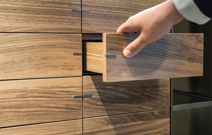 rimadesio_alambra_monetiere_bronzo_structure_bronzo_riflettente_glass_walnut_drawer_unit