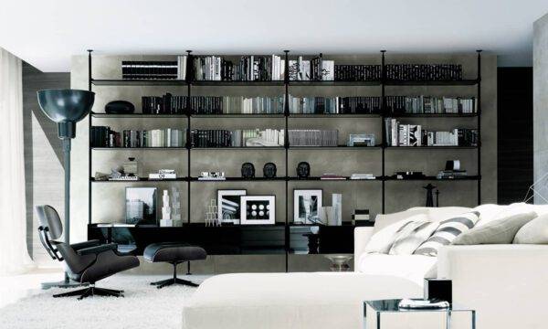 design boekenkast met zwart gelakt aluminium staanders, legplanken in grijs transparant glas en ladeblokken in zwart gelakt glas rimadesio zenit italiaans design