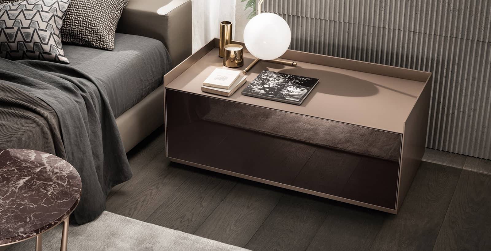 luxe nachtkastje_gelakt_glas_en_leder_rimadesio_self_bold_italiaans_design