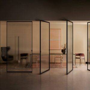 design glazen taatsdeuren of pivot deur met een zwart aluminium kader en bewerkt glas