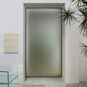 moderne glazen taatsdeur met gematteerd lichtdoorlatend glas en zwart aluminium kader ontworpen door piero lissoni voor glas italia Aladin Spin
