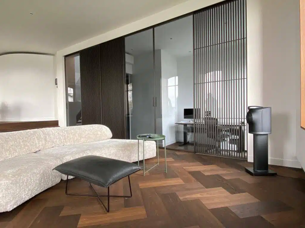 En-suite concept met doorlopend bovenprofiel, Rimadesio Velaria/Sail in één vlakverdeling.