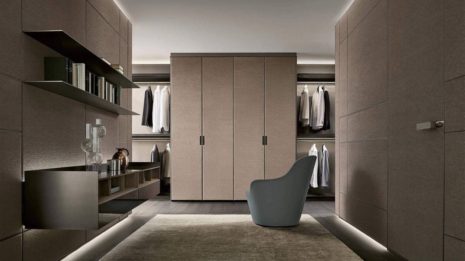 Luxe kleedruimte met wandpanelen en garderobekasten afgewerkt in textiel rimadesio modulor