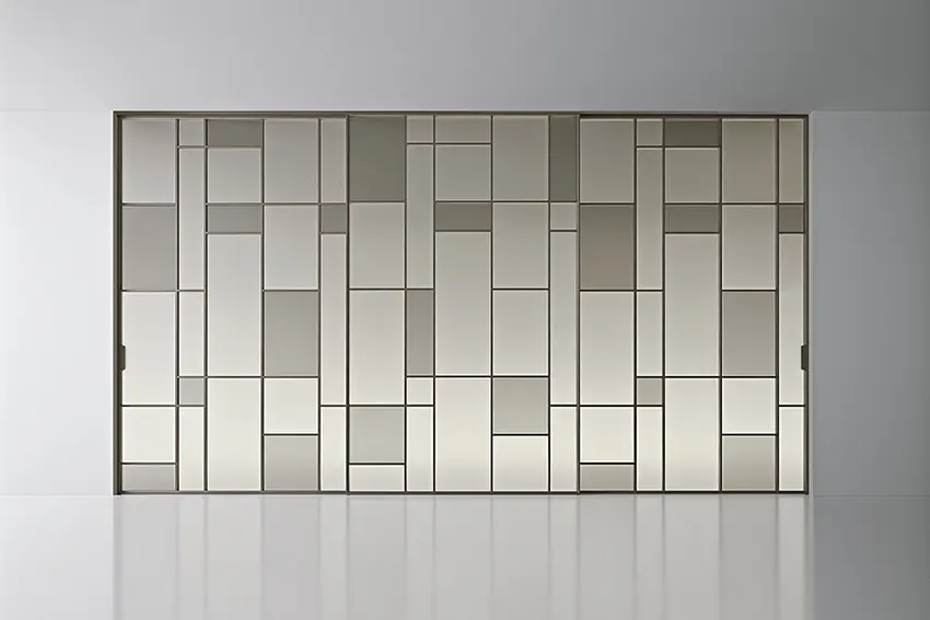 Rimadesio Maxi schuifdeur met vlakverdeling in glas toegepast als maatwerk interieurwand