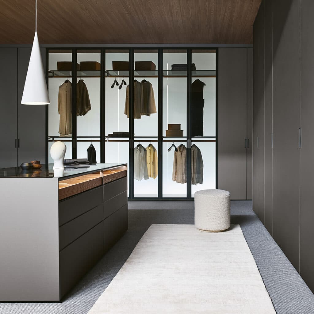 Altair displaykast in zwart aluminium met helder glas en verlichting, in master closet, merk Rimadesio