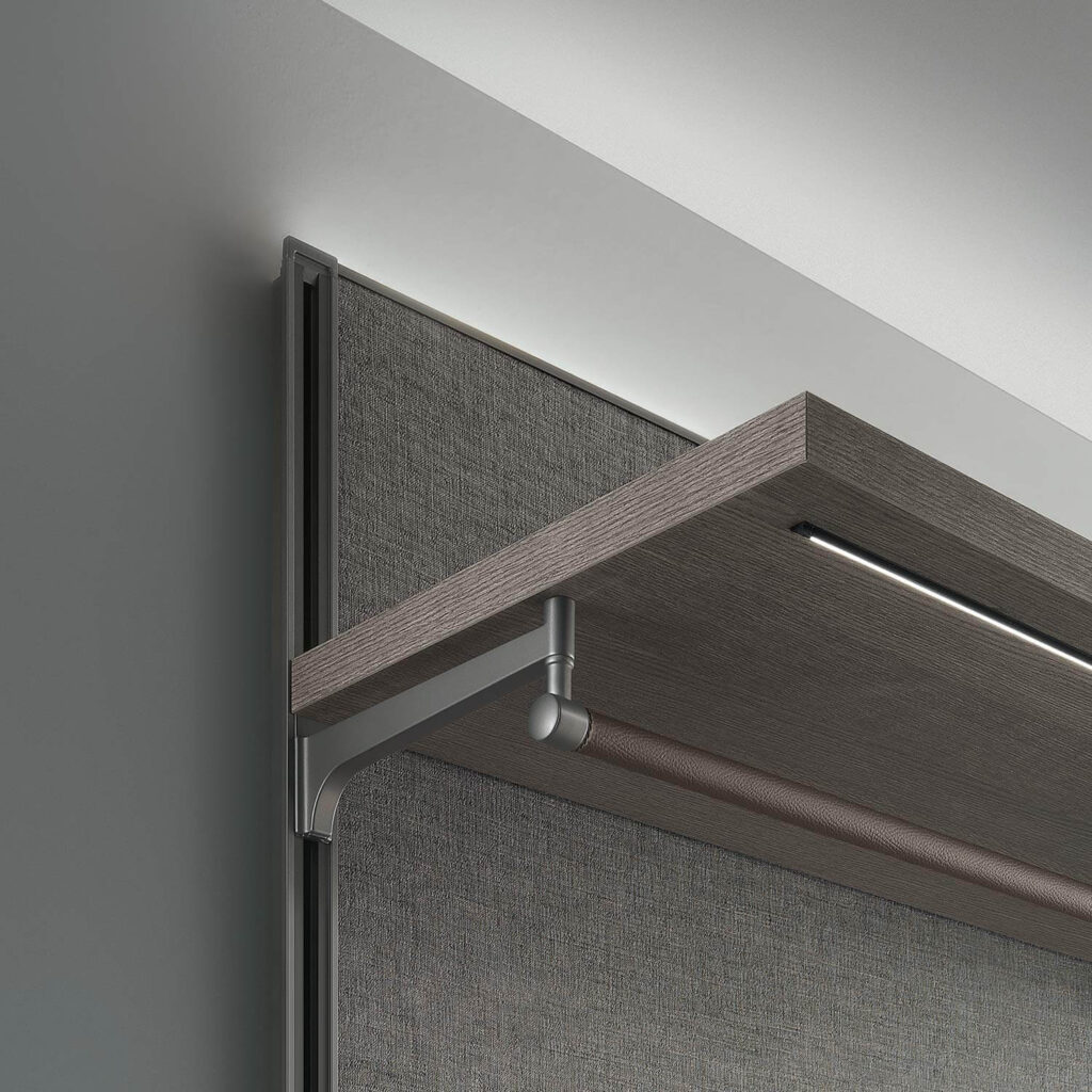 Dress_bold_systeem_kenmerkt_zich_door_doorlopende_melamine_planken_met_honingraat_houten_structuur_van_40_mm_dik_en_vloerbases_met_doorlopend_aluminium_frame.