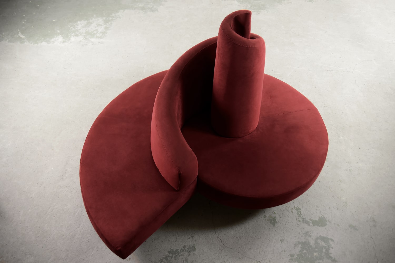 De Tatlin sofa is niet alleen een meubelstuk; het is een statement van stijl en luxe. Het unieke ontwerp en de hoogwaardige afwerking maken het een must-have voor liefhebbers van exclusief Italiaans design. Of u nu uw woonkamer, kantoor of een openbare ruimte wilt verfraaien, de Tatlin sofa biedt een ongeëvenaarde combinatie van comfort, esthetiek en functionaliteit. Deze unieke bank voor openbare ruimtes is een ware blikvanger en zorgt voor een luxueuze sfeer