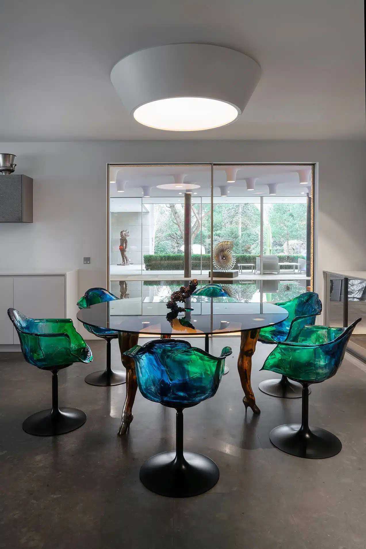 Edra Ella eetkamerstoelen in luxe interieur