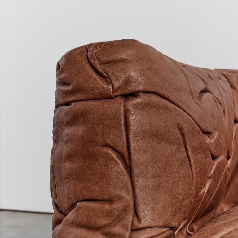 detailfoto van de sponge stoel met gerimpeld bruin leder
