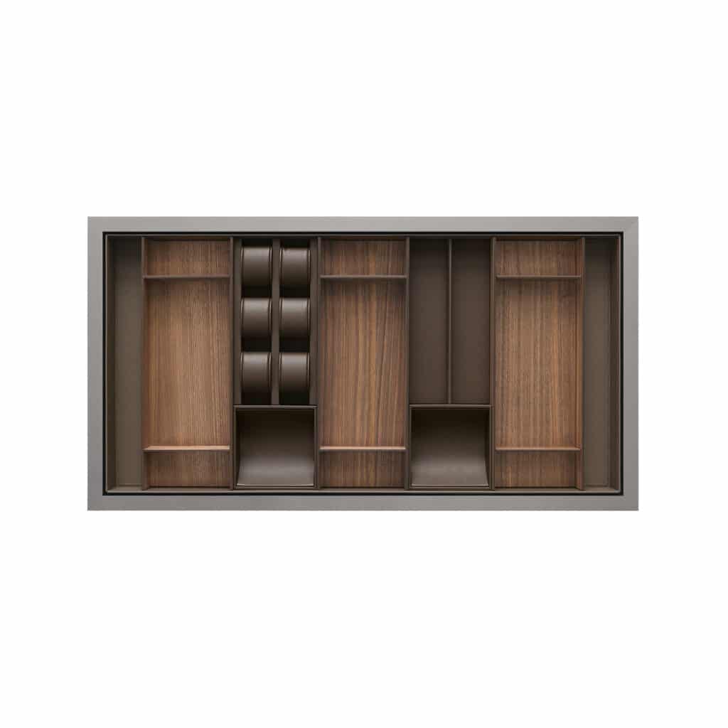 uxe organizers van Rimadesio, ontworpen voor de Zenit inloopkast. De organizers zijn perfect voor het opbergen van accessoires zoals horloges, stropdassen, en sieraden, met vakken die zijn bekleed met hoogwaardig synthetisch leer en walnoothout voor een verfijnde uitstraling. De strakke, modulaire indeling zorgt voor een geoptimaliseerde ruimte en biedt een elegante manier om persoonlijke bezittingen op te bergen. De afwerking van de organizers benadrukt de premium materialen en het luxueuze vakmanschap, waardoor de Zenit kast niet alleen functioneel, maar ook visueel aantrekkelijk is. Deze organizers zijn de ideale oplossing voor wie waarde hecht aan zowel stijl als organisatie in hun luxe interieur.