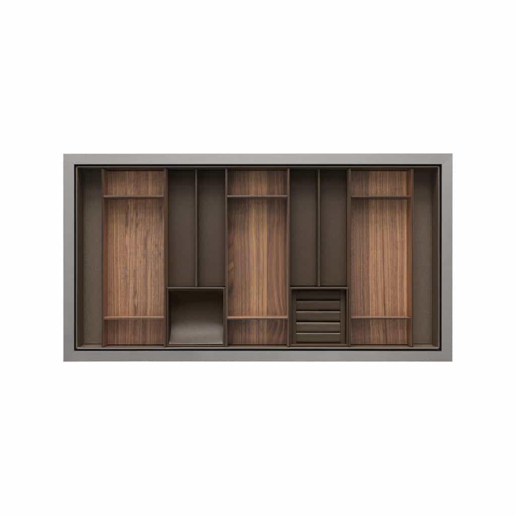 luxe organizers van Rimadesio, ontworpen voor de Zenit inloopkast. De organizers zijn perfect voor het opbergen van accessoires zoals horloges, stropdassen, en sieraden, met vakken die zijn bekleed met hoogwaardig synthetisch leer en walnoothout voor een verfijnde uitstraling. De strakke, modulaire indeling zorgt voor een geoptimaliseerde ruimte en biedt een elegante manier om persoonlijke bezittingen op te bergen. De afwerking van de organizers benadrukt de premium materialen en het luxueuze vakmanschap, waardoor de Zenit kast niet alleen functioneel, maar ook visueel aantrekkelijk is. Deze organizers zijn de ideale oplossing voor wie waarde hecht aan zowel stijl als organisatie in hun luxe interieur.