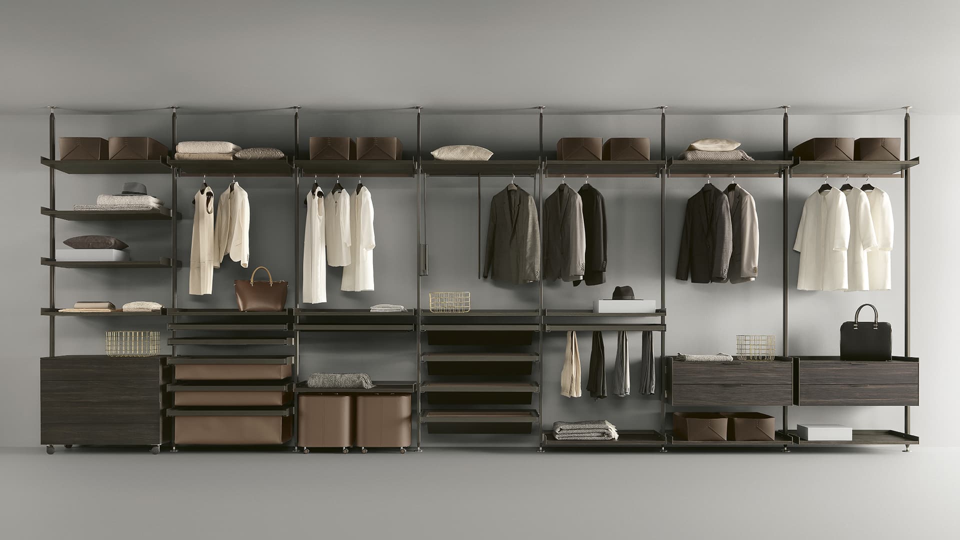 luxe inloopkast modulair opgebouw met houten en lederen onderdelen