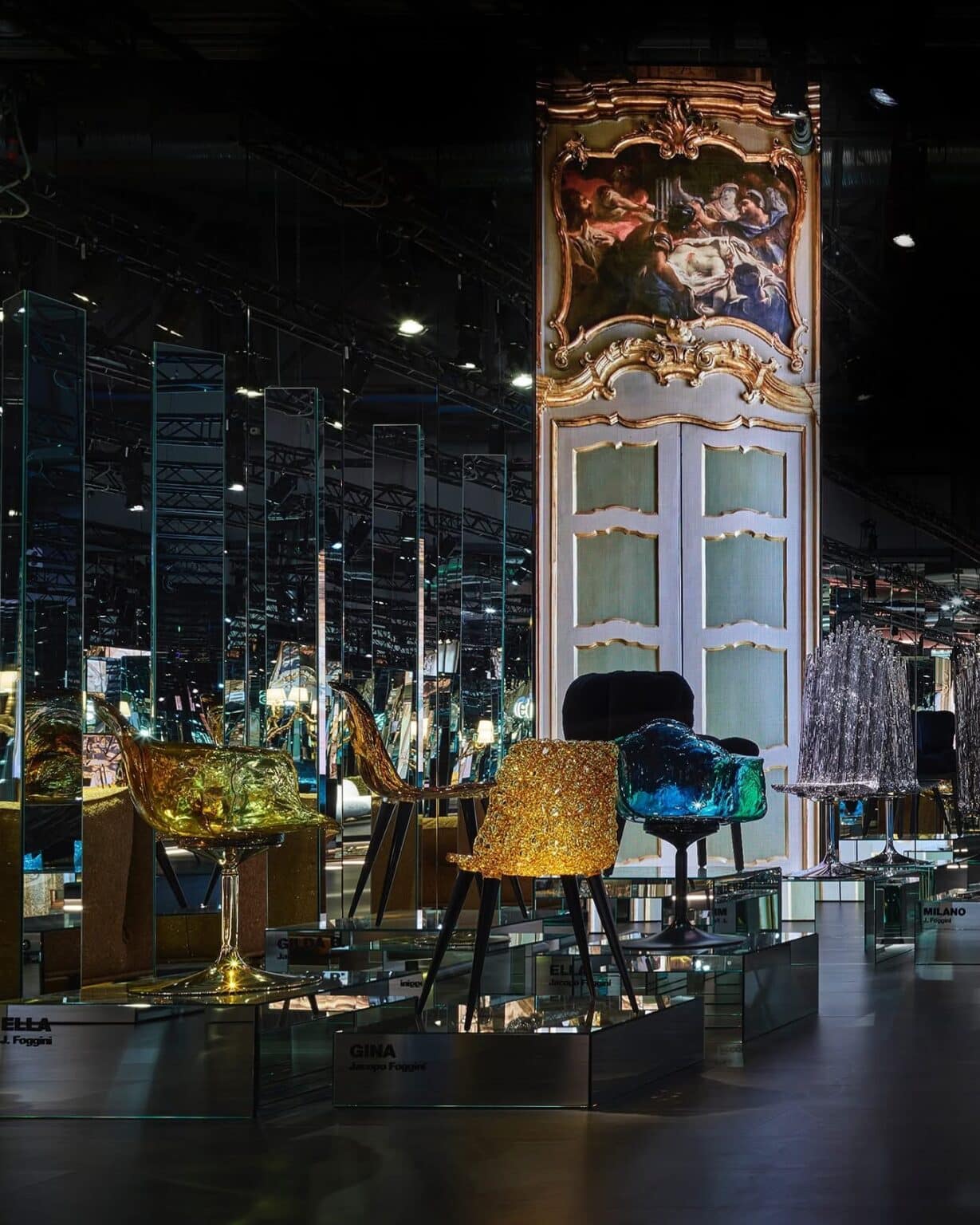 Edra stoelen gepresenteerd op Salone del Mobile 2025 – sculpturale ontwerpen van Jacopo Foggini in glasachtig hars, tentoongesteld in een barokke, spiegelrijke setting.