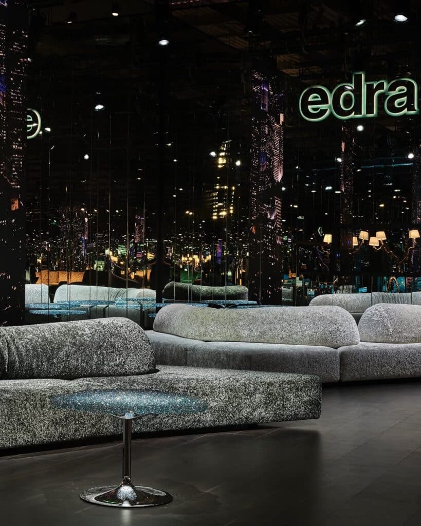 Edra On the Rocks sofa gepresenteerd tijdens Salone del Mobile 2025 – sculpturale zitcompositie in luxe textiel, omringd door spiegels en sfeerverlichting.