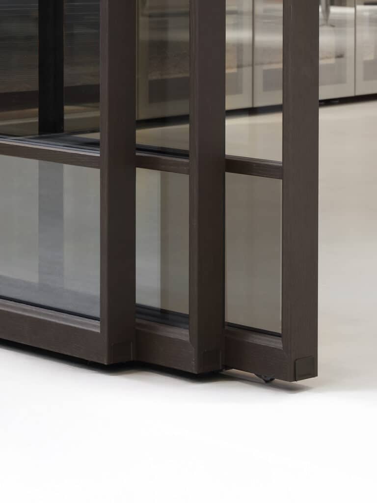 Techniek in dienst van esthetiek: de onderrails van het Air Syncro systeem bieden stabiliteit zonder visuele belasting. Elke beweging voelt licht, stil en gecontroleerd.