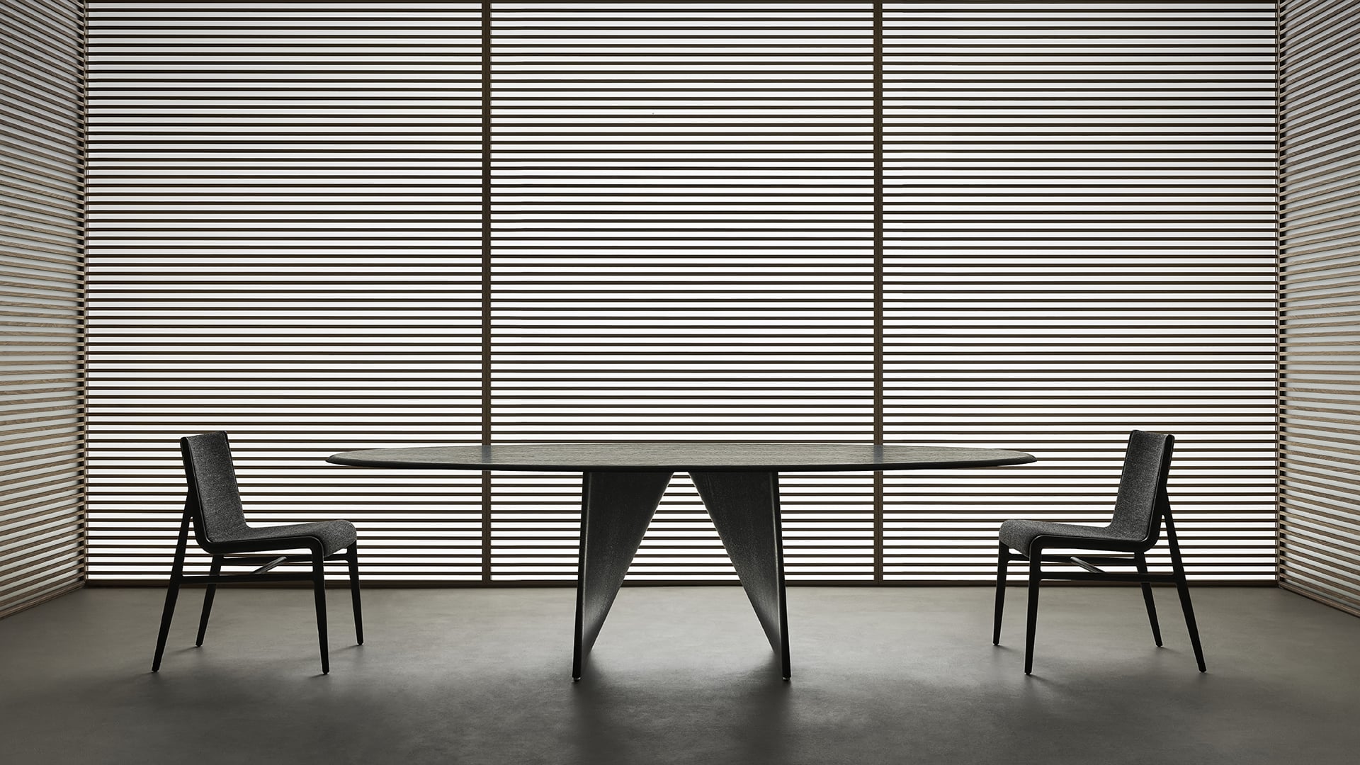 Rimadesio Lambda-tafel met sculpturale onderstelstructuur en houten blad in nero, geaccentueerd door Stripe-panelen in notenhout die het licht filteren en een grafisch, ritmisch kader vormen voor deze uitgebalanceerde en architectonische setting