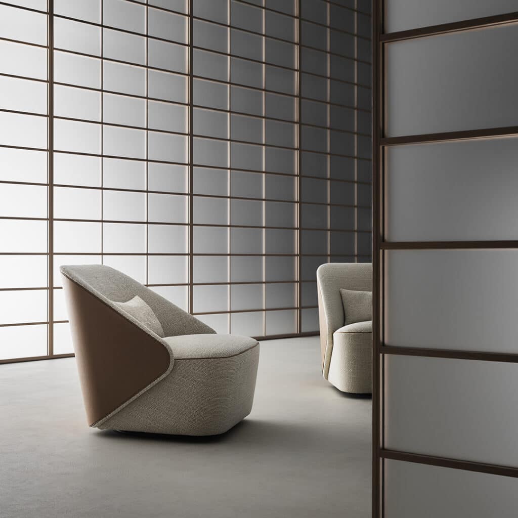 Rimadesio Nest-stoelen in een minimalistische ruimte met Soho-schuifwanden in Japans geïnspireerd design en gematteerd glas, waar textiele zachtheid en architectonische precisie samensmelten tot een sfeer van ingetogen luxe en contemplatieve rust.