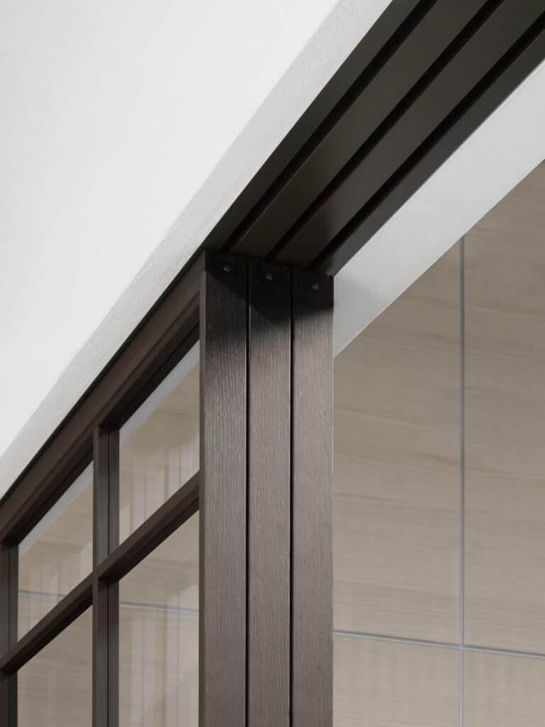 Subtiel geïntegreerd in het plafond toont het Air Syncro railsysteem zijn technische perfectie. Onzichtbaar voor het oog, voelbaar in de ervaring.