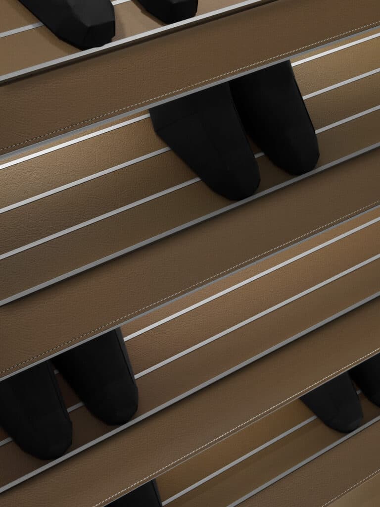 Luxe schoenenvakken met lederen afwerking in Hedon inloopkast