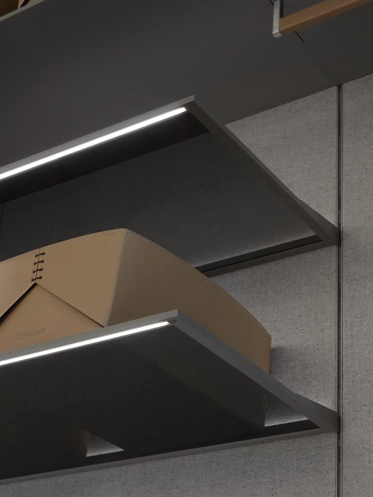 Verlichte plank in moderne Hedon inloopkast met geïntegreerde verlichting