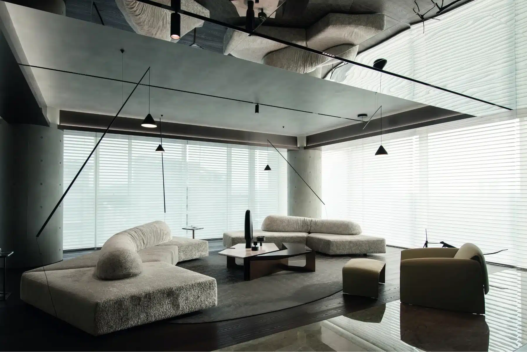 Exclusieve Italiaanse sofa ‘On the Rocks’ in een minimalistisch interieur – Noctum Rotterdam.