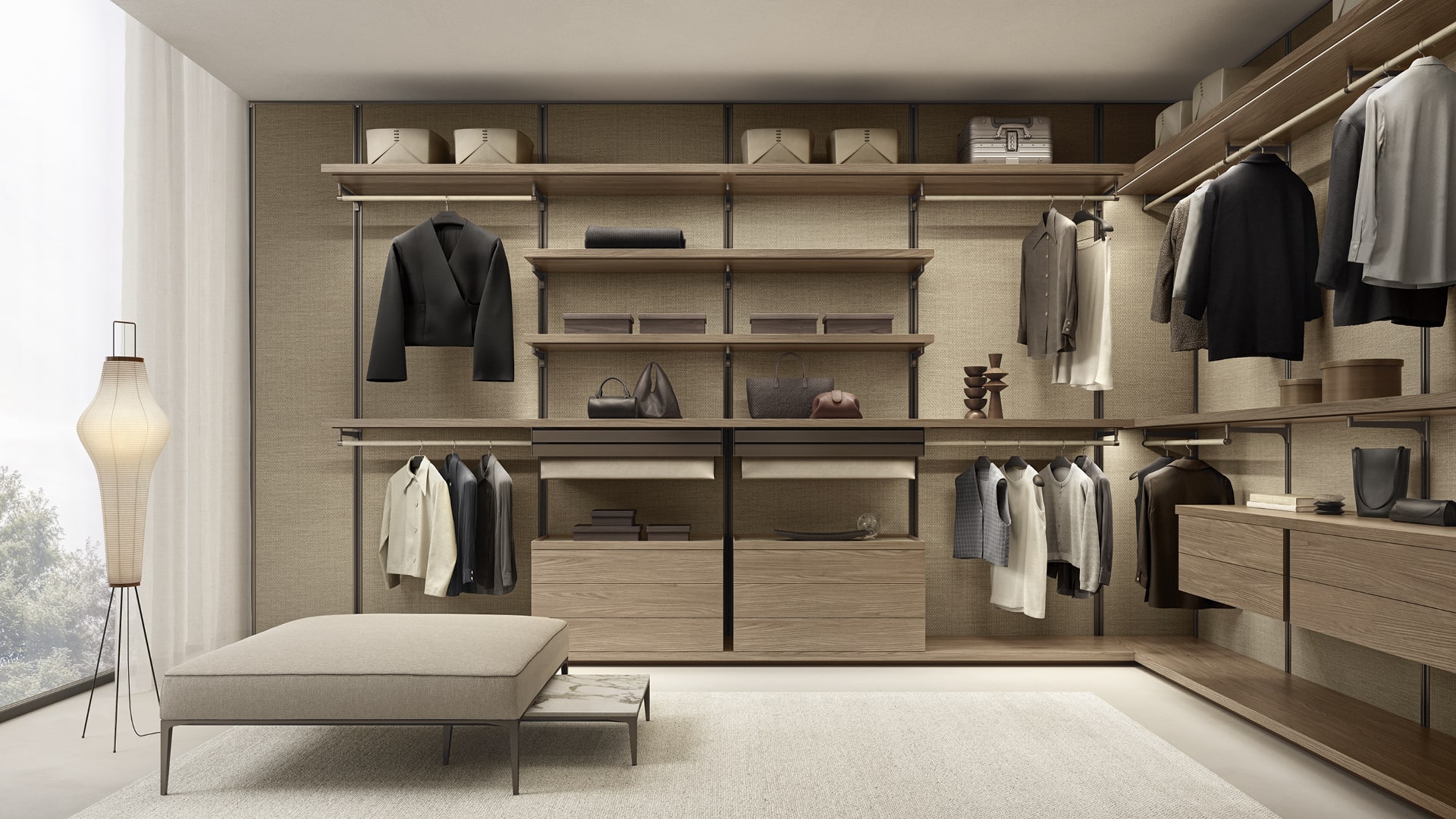 Dress Bold garderobesysteem in licht eiken met textiele achterwand en verlichting, in master closet, merk Rimadesio
