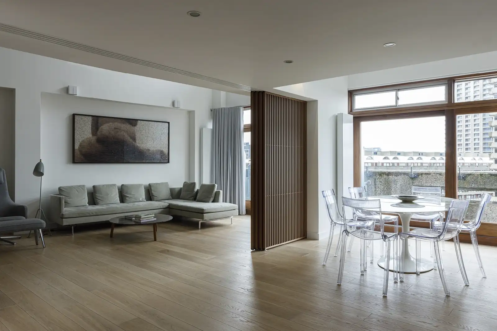 Rimadesio Sail schuifdeuren in noce, ontworpen door Francisco Sutherland Architects, gefotografeerd door Anton Rodriguez