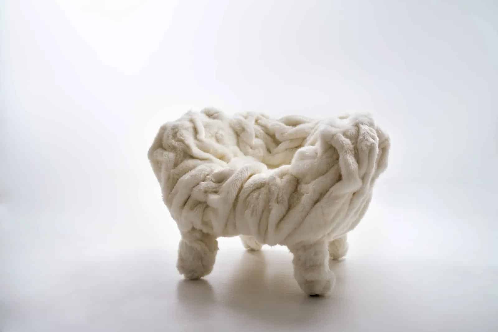 Edra Grinza White fauteuil in studio, zijaanzicht met zicht op het volume, de zithoogte en de organische belijning