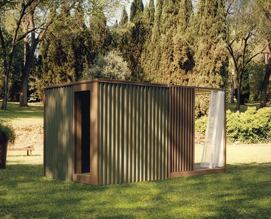 EFFE Cabanon sauna als vrijstaand volume in hout toegepast in een outdoor omgeving