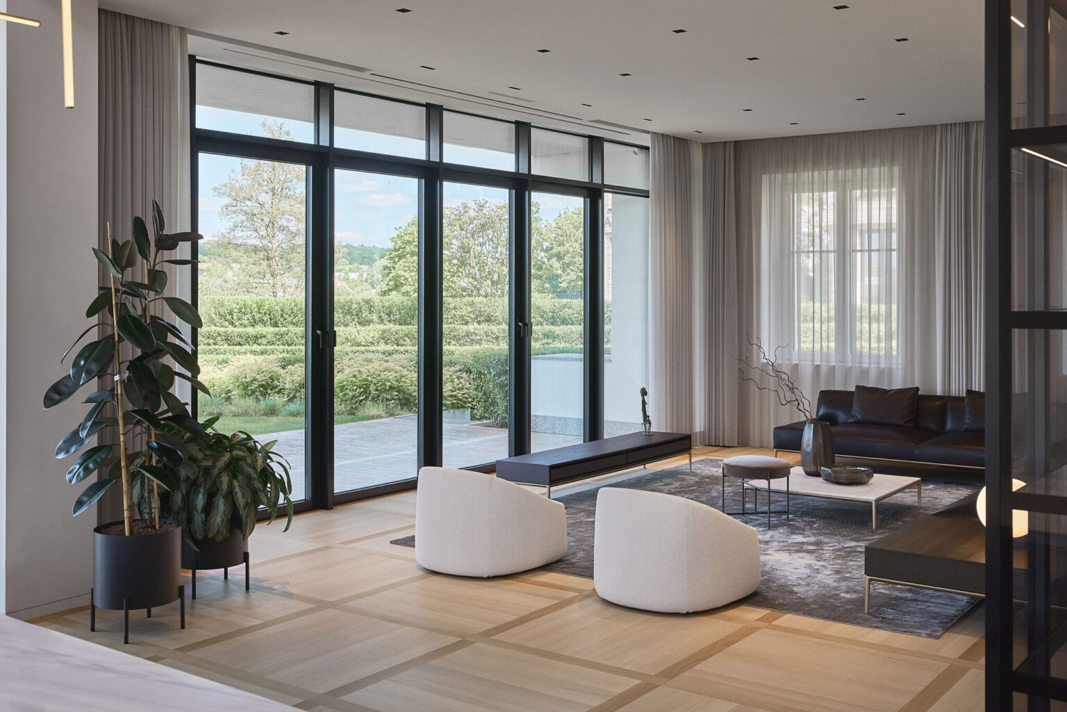 Eiken parketvloer van Listone Giordano toegepast in een modern interieur met grote glaspuien.