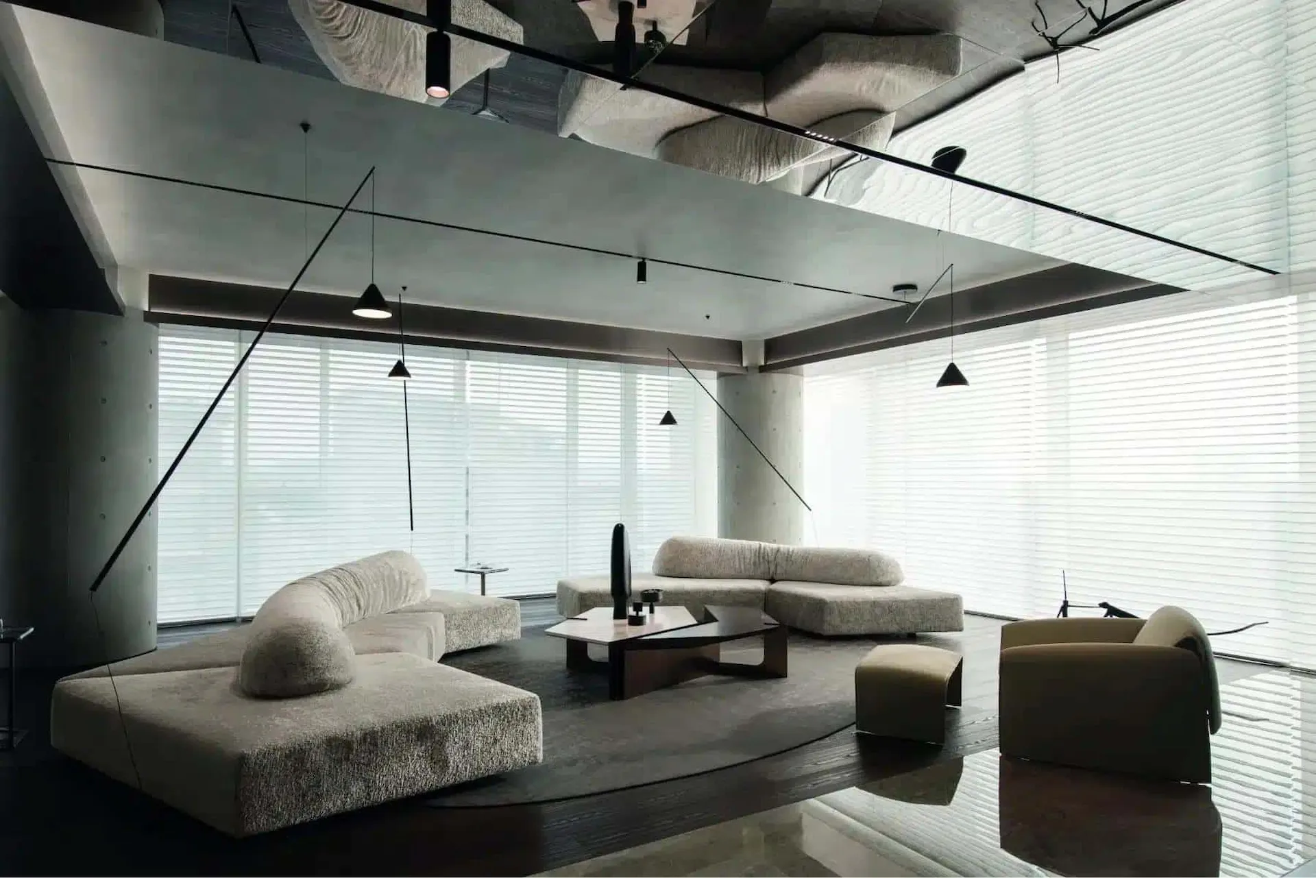 Open interieur met Edra On the Rocks sofa, zachte texturen en diffuus daglicht via transparante raambekleding