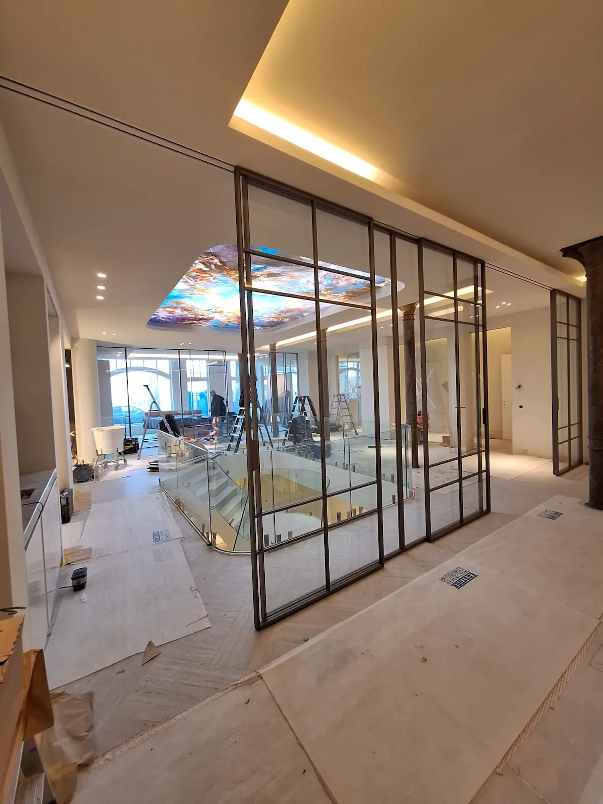 Rimadesio Air glazen wandsysteem met aluminium profielen toegepast als architectonische scheidingswand