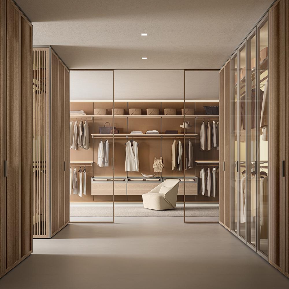 Rimadesio Hedon walk-in closet toegepast als architectonische dressingruimte met modulaire garderobewanden, geïntegreerde verlichting en open opbergmodules.
