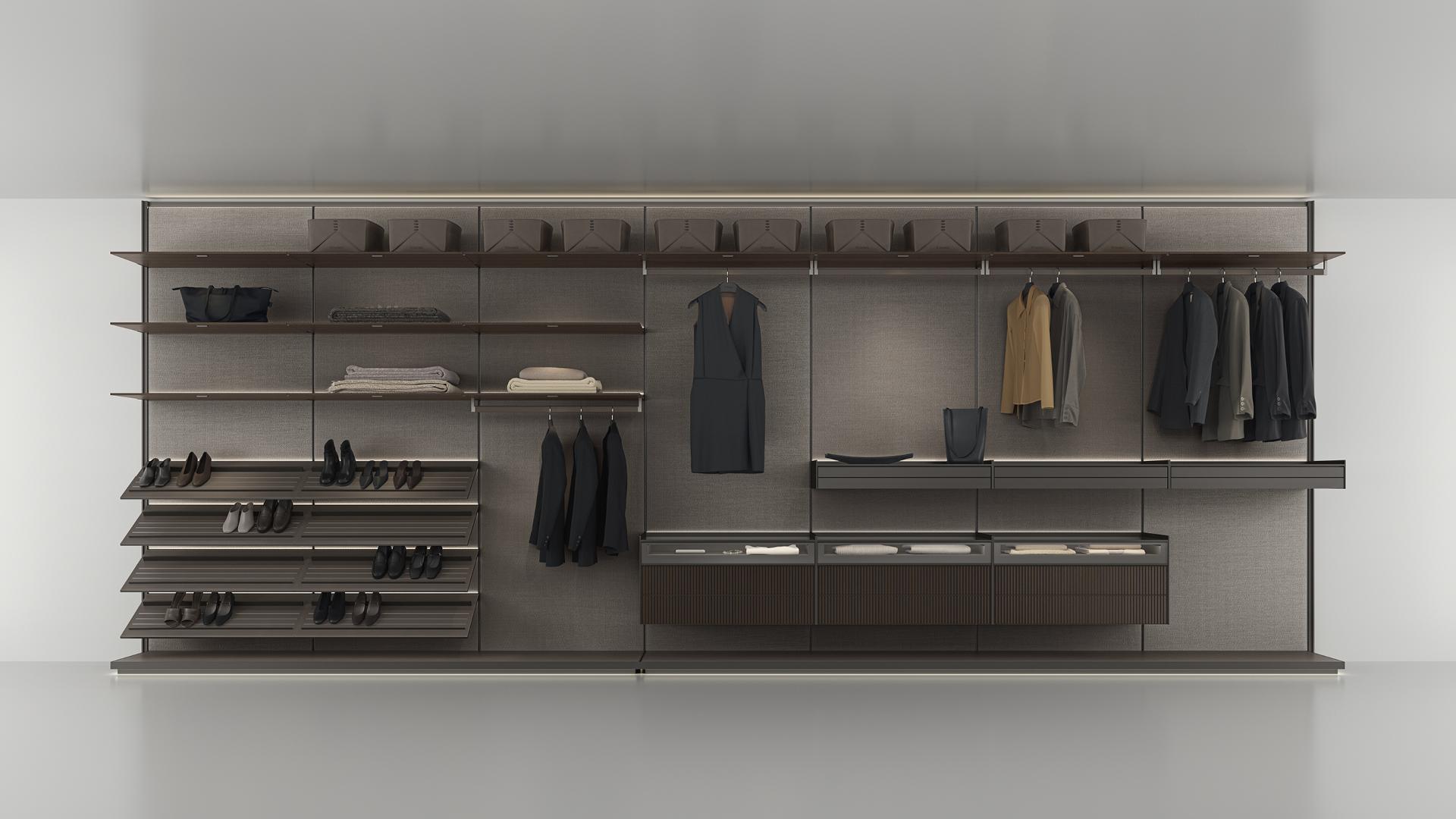 Open inloopkast op maat in aluminium en hout, toegepast in een slaapkamer met geïntegreerde garderobe, merk Rimadesio