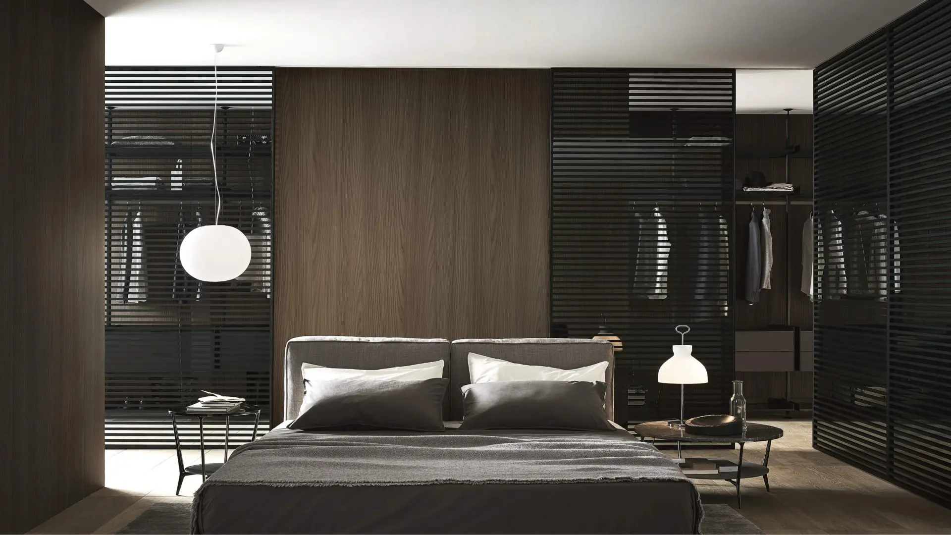 Rimadesio Stripe schuifdeur met horizontale profilering toegepast als scheiding van een inloopkast in een modern slaapkamerinterieur