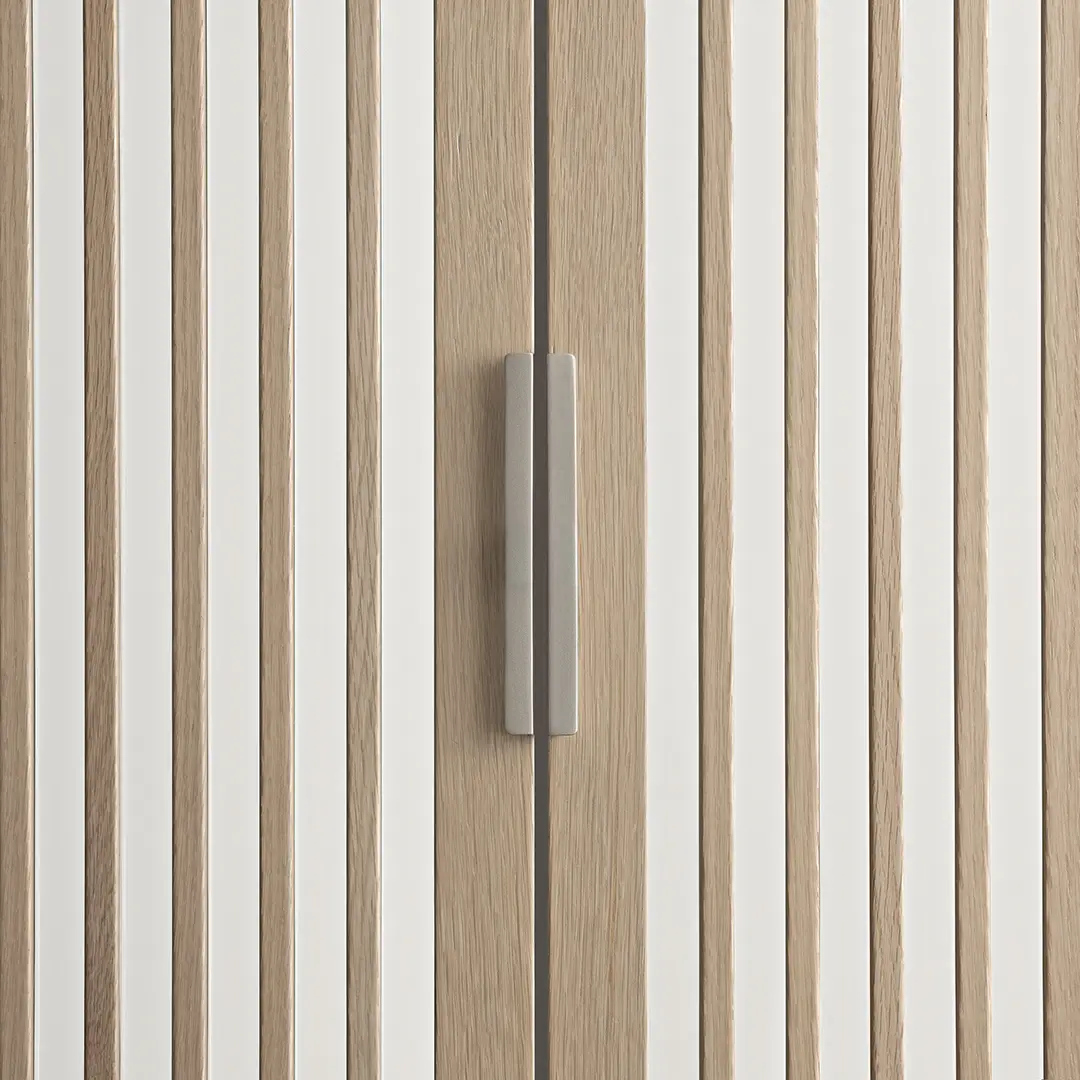 Garderobekast met draaideuren en verticale houten lamellen met minimalistische metalen greep