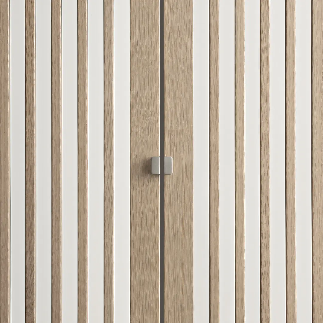Detail van kastfront met verticale houten lamellen en minimalistische greepafwerking
